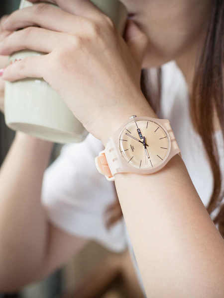 SWATCH ROSE REBEL SUOT700